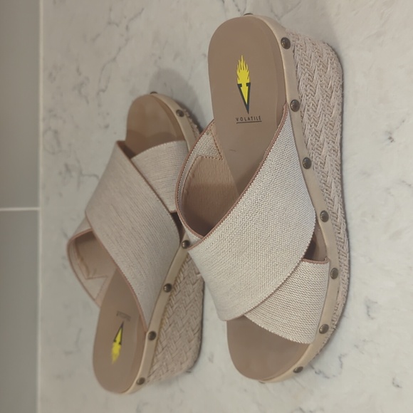 Volatile tan sandals - Picture 2 of 2